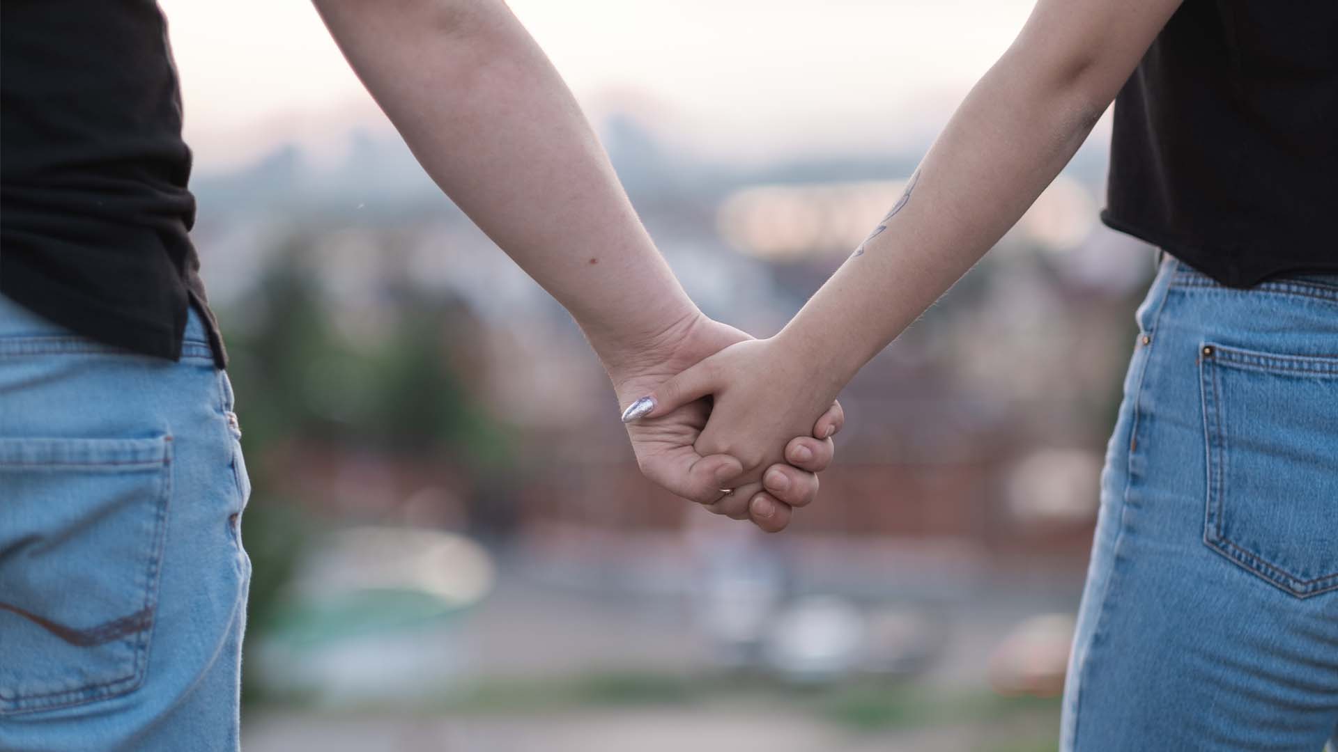 To teenagere holder hinanden i hænderne. FOTO: AdobeStock