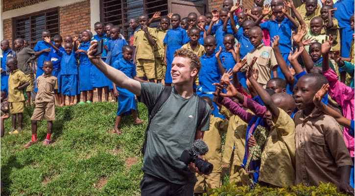 Sofie Østergaard og Rasmus Brohave har besøgt landet Rwanda, der ligger i Afrika. Her har de mødt en masse seje børn og unge, der skaber forandring.  FOTO: CC:By UNICEF Danmark